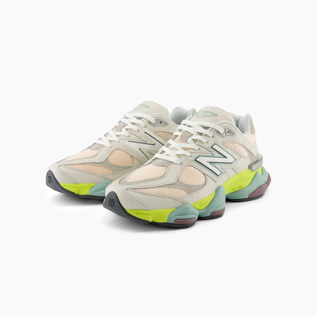 Zapatillas New Balance 9060 para Mujer Grises & Multicolor - La 9060 es la nueva expresión de estilo estilizado y el diseño innovador de la serie 99x clásica. La 9060 reinterpreta elementos conocidos de la 99x con una sensibilidad transformada que se inspira en la técnica visible y futurista de los 2000. Comodidad garantizada en cada paso. 