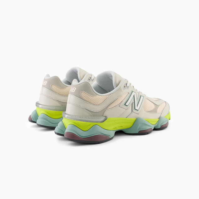 Zapatillas New Balance 9060 para Mujer Grises & Multicolor - La 9060 es la nueva expresión de estilo estilizado y el diseño innovador de la serie 99x clásica. La 9060 reinterpreta elementos conocidos de la 99x con una sensibilidad transformada que se inspira en la técnica visible y futurista de los 2000. Comodidad garantizada en cada paso. 