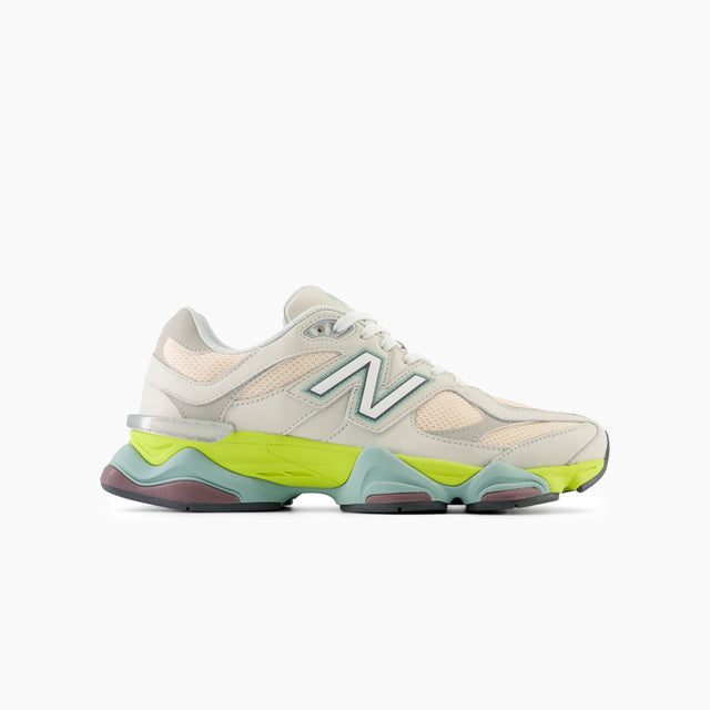 Zapatillas New Balance 9060 para Mujer Grises & Multicolor - La 9060 es la nueva expresión de estilo estilizado y el diseño innovador de la serie 99x clásica. La 9060 reinterpreta elementos conocidos de la 99x con una sensibilidad transformada que se inspira en la técnica visible y futurista de los 2000. Comodidad garantizada en cada paso. 