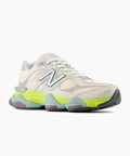 Zapatillas New Balance 9060 para Mujer Grises & Multicolor - La 9060 es la nueva expresión de estilo estilizado y el diseño innovador de la serie 99x clásica. La 9060 reinterpreta elementos conocidos de la 99x con una sensibilidad transformada que se inspira en la técnica visible y futurista de los 2000. Comodidad garantizada en cada paso. 