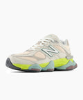 Zapatillas New Balance 9060 para Mujer Grises & Multicolor - La 9060 es la nueva expresión de estilo estilizado y el diseño innovador de la serie 99x clásica. La 9060 reinterpreta elementos conocidos de la 99x con una sensibilidad transformada que se inspira en la técnica visible y futurista de los 2000. Comodidad garantizada en cada paso. 