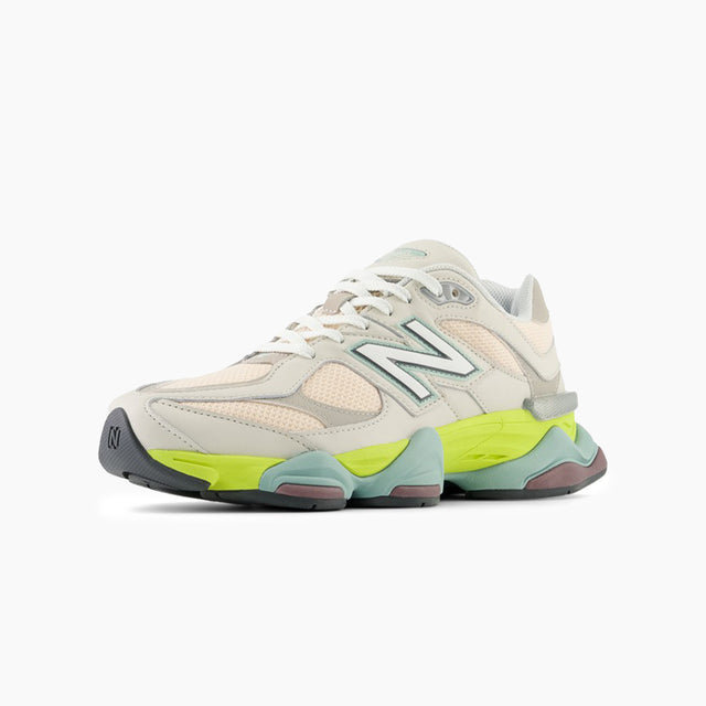 Zapatillas New Balance 9060 para Mujer Grises & Multicolor - La 9060 es la nueva expresión de estilo estilizado y el diseño innovador de la serie 99x clásica. La 9060 reinterpreta elementos conocidos de la 99x con una sensibilidad transformada que se inspira en la técnica visible y futurista de los 2000. Comodidad garantizada en cada paso. 