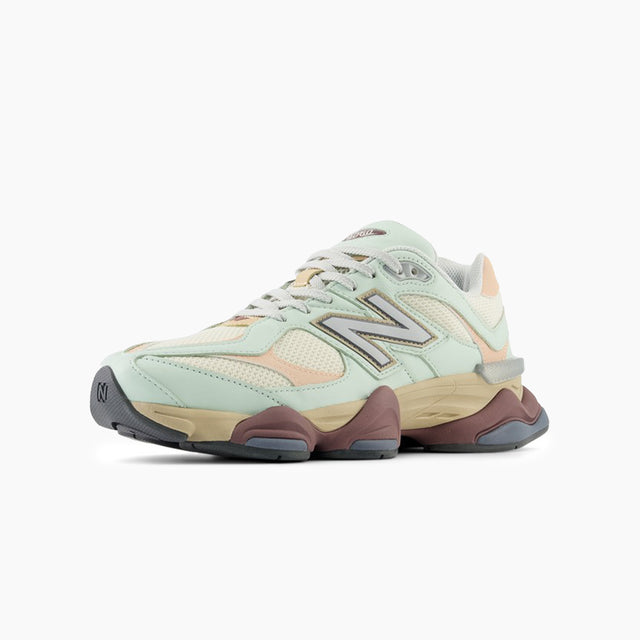 New Balance 9060 para Mujer - Verdes & Rosas y Beige | La 9060 es la nueva expresión de estilo estilizado y el diseño innovador de la serie 99x clásica. La 9060 reinterpreta elementos conocidos de la 99x con una sensibilidad transformada que se inspira en la técnica visible y futurista de los 2000. Comodidad garantizada en cada paso. 