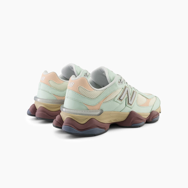 New Balance 9060 para Mujer - Verdes & Rosas y Beige | La 9060 es la nueva expresión de estilo estilizado y el diseño innovador de la serie 99x clásica. La 9060 reinterpreta elementos conocidos de la 99x con una sensibilidad transformada que se inspira en la técnica visible y futurista de los 2000. Comodidad garantizada en cada paso. 