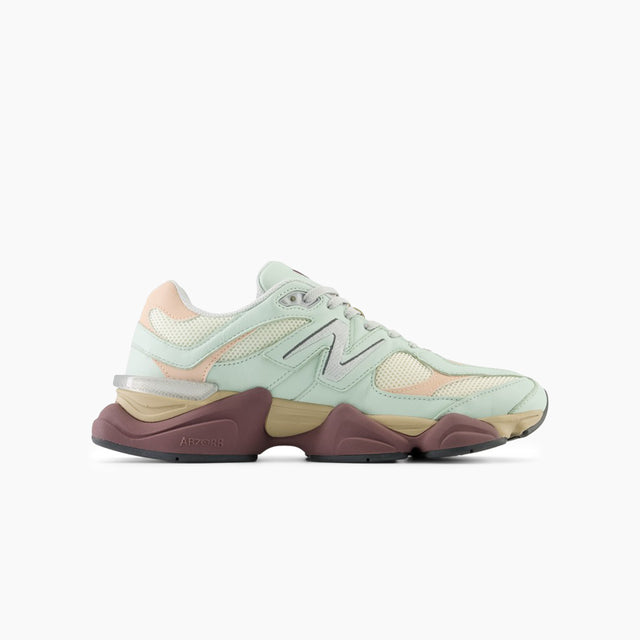 New Balance 9060 para Mujer - Verdes & Rosas y Beige | La 9060 es la nueva expresión de estilo estilizado y el diseño innovador de la serie 99x clásica. La 9060 reinterpreta elementos conocidos de la 99x con una sensibilidad transformada que se inspira en la técnica visible y futurista de los 2000. Comodidad garantizada en cada paso. 