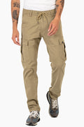 Disfruta de este Pantalón Cargo para Hombre en Color Beige fabricado con materiales de primera calidad para ofrecer comodidad y utilidad discreta usando Flex Twill aumentando la durabilidad con un acabado suave y manteniendo los detalles de un buen Pantalón Cargo [ Envío 24hs ] [ Pago Seguro ] [ Sabas Shop ]