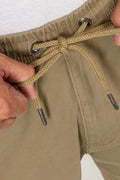 Disfruta de este Pantalón Cargo para Hombre en Color Beige fabricado con materiales de primera calidad para ofrecer comodidad y utilidad discreta usando Flex Twill aumentando la durabilidad con un acabado suave y manteniendo los detalles de un buen Pantalón Cargo [ Envío 24hs ] [ Pago Seguro ] [ Sabas Shop ]