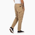 Pantalones Cargo |  Pantalón fabricado con sarga flexible duradera y sistema de bolsillos apilados. Con compartimientos ocultos con cremallera. Asa muy suave, corte cómodo, cremallera y puños elásticos con cordón.