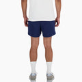 Pantalones Cortos New Balance | Pantalón corto deportivo para hombre de tejido elástico, presenta un ajuste estándar para mayor comodidad. Ajuste estándar diseñado para no ceñirse al cuerpo. Logo bordado. 
