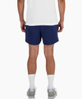 Pantalones Cortos New Balance | Pantalón corto deportivo para hombre de tejido elástico, presenta un ajuste estándar para mayor comodidad. Ajuste estándar diseñado para no ceñirse al cuerpo. Logo bordado. 