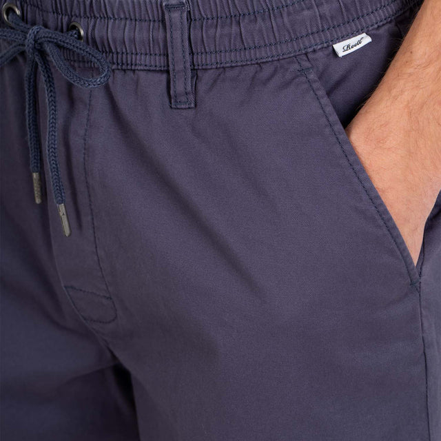 Pantalones Cortos para Hombre | Shorts Hombre | El ﻿Easy Short LW ﻿es una versión ligera del clásico del verano con el mismo corte minimalista y relajado. Fabricado con ﻿Flex Twill ﻿de 203g/m2. Presenta un acabado limpio y suave al tacto. Completado con una cintura elástica ajustable con cordón, bolsillos de parche traseros y la etiqueta de la marca bordada. ﻿Corte Relajado. ﻿