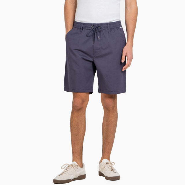 Pantalones Cortos para Hombre | Shorts Hombre | El ﻿Easy Short LW ﻿es una versión ligera del clásico del verano con el mismo corte minimalista y relajado. Fabricado con ﻿Flex Twill ﻿de 203g/m2. Presenta un acabado limpio y suave al tacto. Completado con una cintura elástica ajustable con cordón, bolsillos de parche traseros y la etiqueta de la marca bordada. ﻿Corte Relajado. ﻿