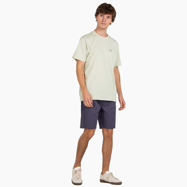 Pantalones Cortos para Hombre | Shorts Hombre | El ﻿Easy Short LW ﻿es una versión ligera del clásico del verano con el mismo corte minimalista y relajado. Fabricado con ﻿Flex Twill ﻿de 203g/m2. Presenta un acabado limpio y suave al tacto. Completado con una cintura elástica ajustable con cordón, bolsillos de parche traseros y la etiqueta de la marca bordada. ﻿Corte Relajado. ﻿