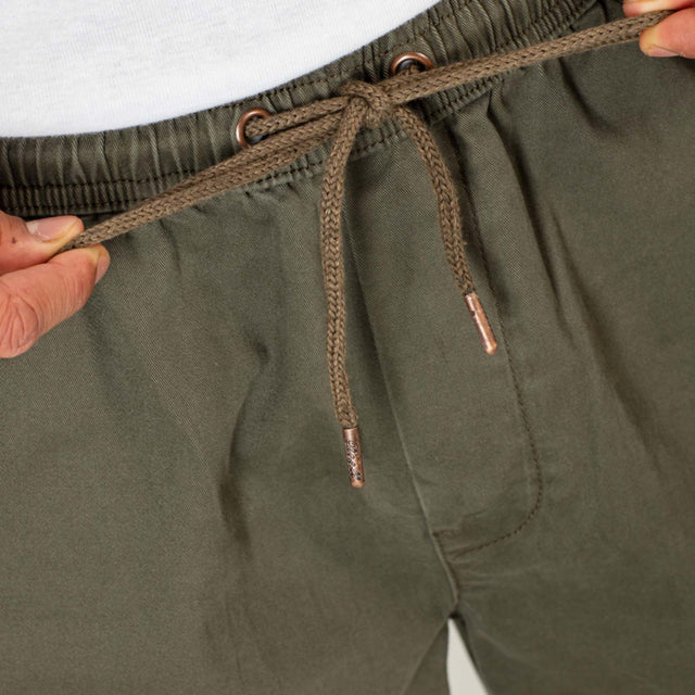 Pantalones Cortos | Pantalones Cortos para Hombre | Pantalones Cortos para Hombre Vaqueros | El pantalón corto Reflex Lazy Short, presenta un ajuste amplio y entrepierna más baja. Perfecto para relajarse y disfrutar de un día de comodidad. Cintura elástica y tejido de sarga elástica ajustan los pantalones a tu forma del cuerpo.