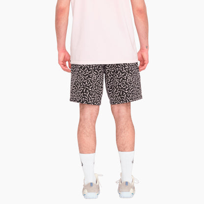 Pantalones Cortos para Hombre | Pantalones Volcom | Pantalón corto con cintura elástica para hombre. Presenta una costura externa de 46cm para una talla M. Corte recto y estampado integral además de bolsillos delanteros y un corte trasero asimétrico.
