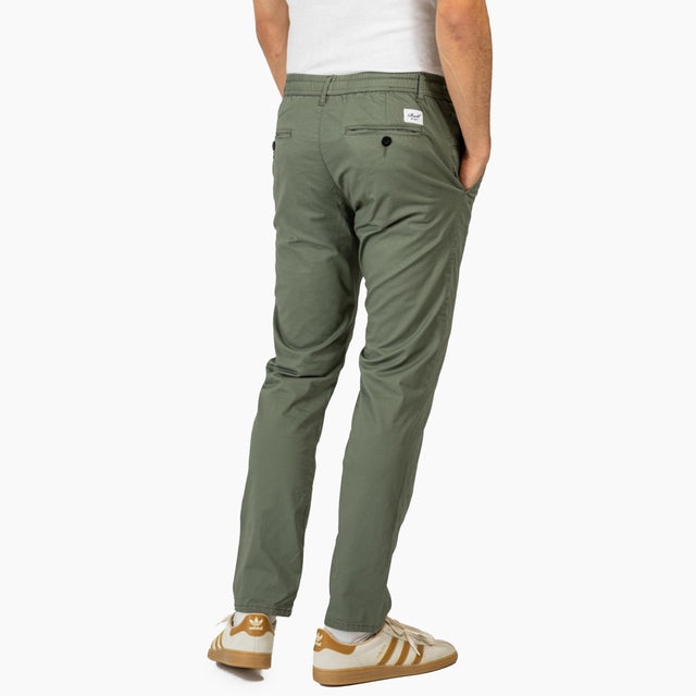 Pantalones Largos para Hombre | Pantalones Hombre estilo Chino | Fabricado en sarga flexible ligera de mezcla de algodón, el Reflex Easy LW ofrece un ajuste cónico con una cintura elástica con cordón para mayor comodidad. Este estilo veraniego te aporta un aire relajado incluso en los viajes de negocios más exigentes.