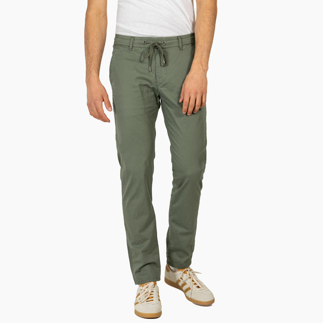 Pantalones Largos para Hombre | Pantalones Hombre estilo Chino | Fabricado en sarga flexible ligera de mezcla de algodón, el Reflex Easy LW ofrece un ajuste cónico con una cintura elástica con cordón para mayor comodidad. Este estilo veraniego te aporta un aire relajado incluso en los viajes de negocios más exigentes.