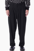 Pantalones Obey Fubar Pleated Pant Relaxed Fit - Pantalones relaxed fit para hombre fabricados en combinación de algodón y rayón. Presenta un cierre frontal de botón y bolsillo trasero de doble ribete.