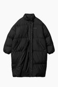 Parka Carhartt | Parka para Mujer Negra | Parka para Hombre Negra | Parka para mujer fabricada en tafetán de poliéster reciclado y ligero. Incluye tecnología repelente al agua. Acolchada con pulmón artificial para que sea más cálida. Estampado con texto 'Carhartt' para rematar el diseño.