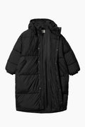 Parka Carhartt | Parka para Mujer Negra | Parka para Hombre Negra | Parka para mujer fabricada en tafetán de poliéster reciclado y ligero. Incluye tecnología repelente al agua. Acolchada con pulmón artificial para que sea más cálida. Estampado con texto 'Carhartt' para rematar el diseño.