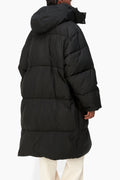 Parka Carhartt | Parka para Mujer Negra | Parka para Hombre Negra | Parka para mujer fabricada en tafetán de poliéster reciclado y ligero. Incluye tecnología repelente al agua. Acolchada con pulmón artificial para que sea más cálida. Estampado con texto 'Carhartt' para rematar el diseño.