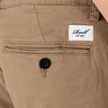 "Descubre los Pantalones Largos Hombre REELL Flex Tapered Chino, la elección perfecta para el hombre moderno. Fabricados con una mezcla de algodón sarga flexible y elastano, garantizan comodidad y estilo. Destacan por su elegante corte cónico, bragueta con cremallera YKK y bolsillos estilo chino. Un detalle auténtico a medida resalta la marca discreta con lavados y tonos sutiles, adaptándose a cualquier estilo. Nota: Pierde color, se recomienda lavar por separado. ¡Compra ahora en Sabas Shop!"