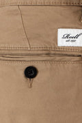 "Descubre los Pantalones Largos Hombre REELL Flex Tapered Chino, la elección perfecta para el hombre moderno. Fabricados con una mezcla de algodón sarga flexible y elastano, garantizan comodidad y estilo. Destacan por su elegante corte cónico, bragueta con cremallera YKK y bolsillos estilo chino. Un detalle auténtico a medida resalta la marca discreta con lavados y tonos sutiles, adaptándose a cualquier estilo. Nota: Pierde color, se recomienda lavar por separado. ¡Compra ahora en Sabas Shop!"