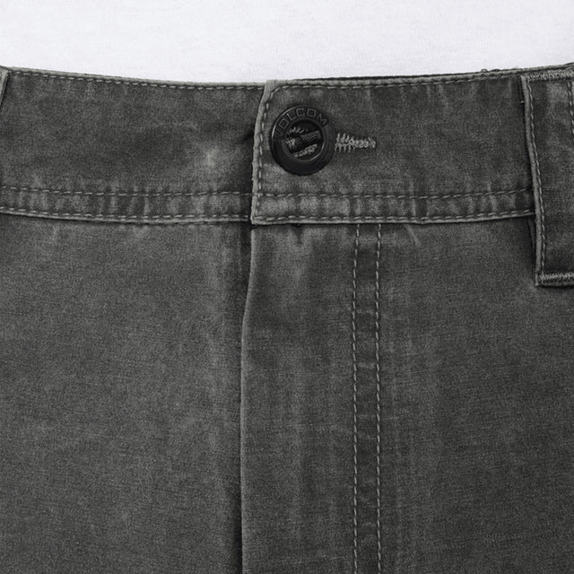 Vaqueros Cortos para Hombre | Pantalones cortos para hombre híbrido. Presenta un corte regular combinado con bolsillos frontales y traseros tipo parche estilo denim, con cierre de velcro en la parte superior. Sobreteñido y muy lavado.