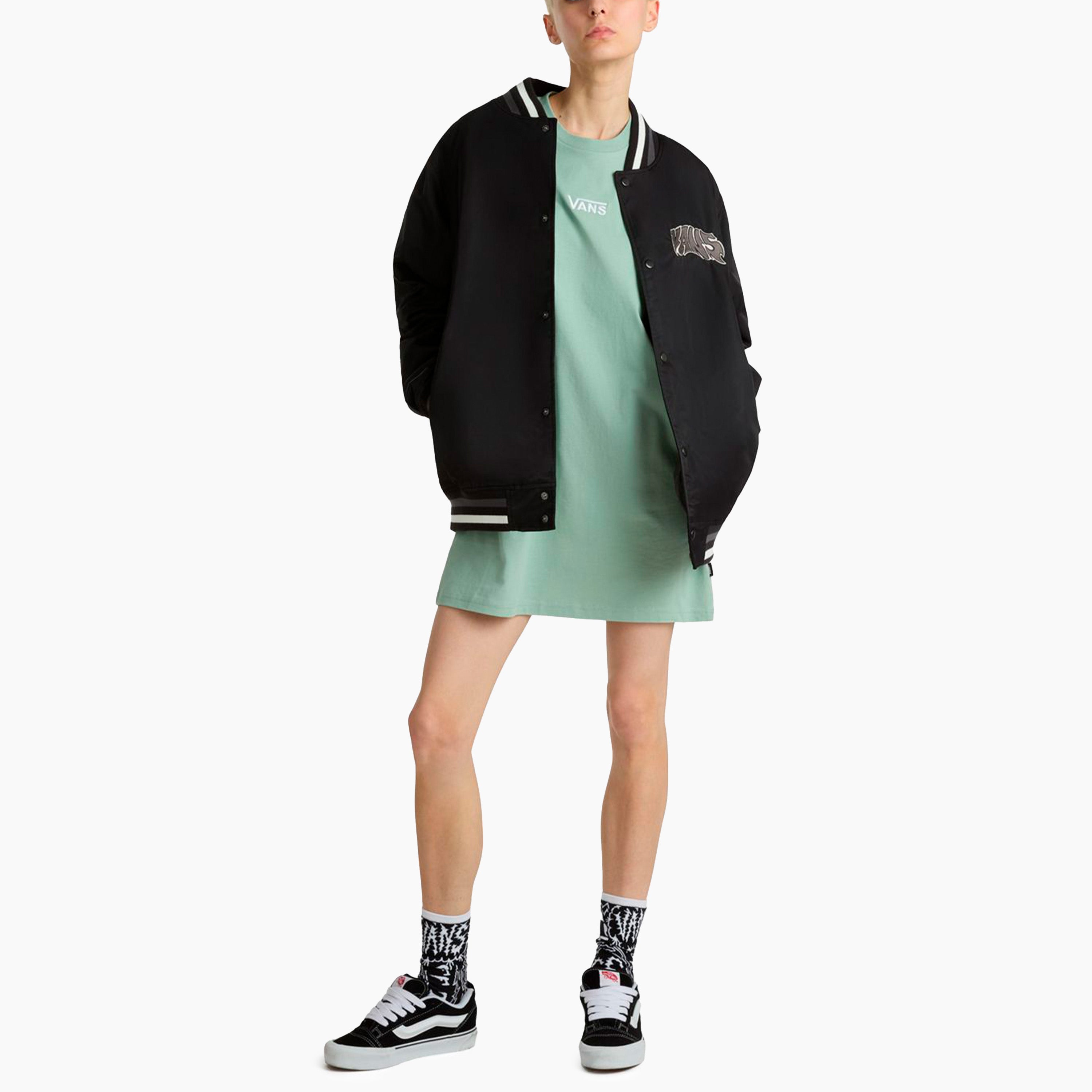 Vestidos Vans | Camiseta Vestido de Vans | El center vee es un vestido de manga corta, con corte de líneas masculinas y diseño a modo de camiseta confeccionada en algodón al 100% y decorada con un logotipo bordado en la parte delantera.