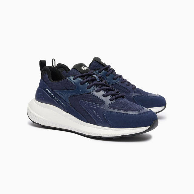 Zapatillas Lacoste Hombre | Zapatillas L003 Evo se caracteriza por los detalles que brindan un estilo contemporáneo a una silueta deportiva clásica y garantizan un acabado ligero. Este diseño elegante, cómodo y moderno fusiona a la perfección, tradición y vanguardia.