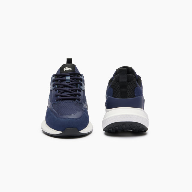 Zapatillas Lacoste Hombre | Zapatillas L003 Evo se caracteriza por los detalles que brindan un estilo contemporáneo a una silueta deportiva clásica y garantizan un acabado ligero. Este diseño elegante, cómodo y moderno fusiona a la perfección, tradición y vanguardia.