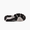 La icónica zapatilla New Balance 1906R para hombre vuelve con un estilo renovado. Esta zapatilla clásica es un básico del running que recibe su nombre del año en que se concibió New Balance, pero se ha actualizado con una parte superior inspirada en diseños de zapatillas de running de la década de 2000.