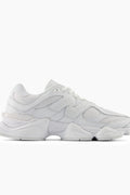 New Balance 9060 para Mujer Blancas | ﻿﻿La 9060 reinterpretan los elementos familiares de los populares modelos 99x de la marca, se inspira en la estética futurista visible de la era Y2K. Estabilizadores en la parte superior para una sensación de movimiento visible. Entresuela de vaina esculpida resaltan los sistemas de amortiguación ABZORB y SBS.﻿