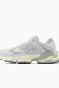 New Balance 9060 Grises para Mujer | New Balance 9060 una sneaker de la série 99x que fuisiona los elementos más característicos de los clásicos de New Balance. Presenta una estética futurista combinada con materiales de alta calidad con la última tecnología para poder garantizar la mejor comodidad y estilo para tu look. 