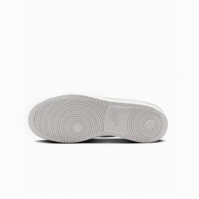 Zapatillas de Nike para Hombre. Las Court Vision Low Next Nature son unas sneakers confeccionadas en materiales de primera calidad con inspiración el baloncesto clásico. 