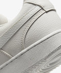 Zapatillas de Nike para Hombre. Las Court Vision Low Next Nature son unas sneakers confeccionadas en materiales de primera calidad con inspiración el baloncesto clásico. 