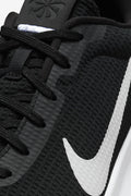 Nike Flex Experience | Mantente firme y sigue progresando en tus objetivos de running con la Flex Experiencia 12. Cuentan con un diseño minimalista y una amplitud total de movimiento desde el talón hasta la puntera para favorecer la fluidez en cada pisada y zancada. 