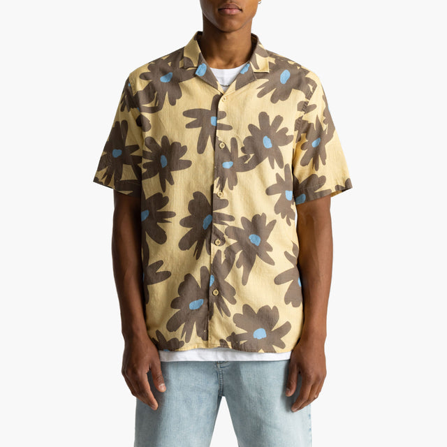 Camisa Hombre Verano | Camisa de manga corta para hombre fabricado en algodón. Presenta un diseño de estampados gráficos alrededor de la prenda. Ajuste regular.